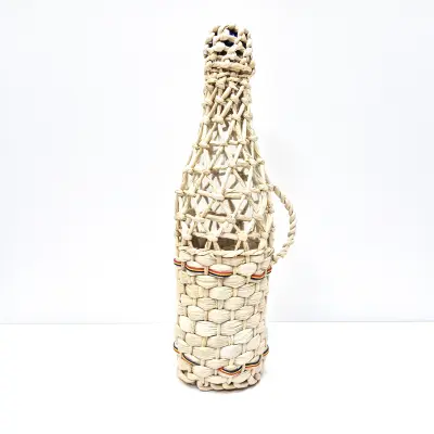 Sticla cu impletitura realizata din rachita